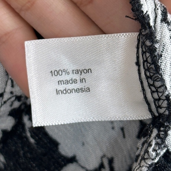 Lane Bryant Black and White Floral Print Tunic Top Size 26/28 Women - Picture 8 of 11